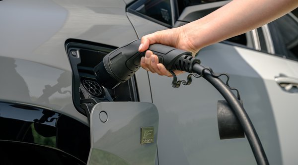 Έρευνα: 1 στους 2 νέους οδηγούς θέλει το πρώτο του αυτοκίνητο να είναι ηλεκτρικό