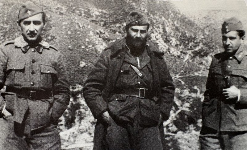 Με συμπολεμιστές του, 1841. Ο Ο. Ελύτης στο κέντρο.
