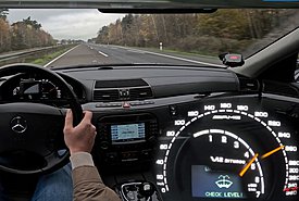 Μία Mercedes S65 AMG του 2003 με 612 PS «βάζει φωτιά» στην Autobahn! (video)