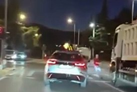 Λ. Πεντέλης: 21χρονος οδηγός παραβίασε κόκκινο και κόντεψε να παρασύρει πεζό (video)