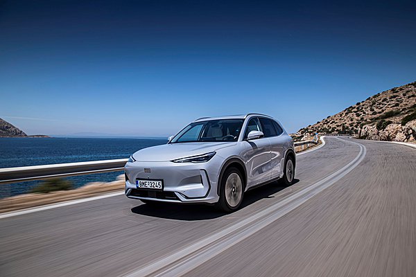 Geely E5: Νέες εκδόσεις με μπαταρία 68 kWh, αυξημένη αυτονομία και τιμές από 29.990€