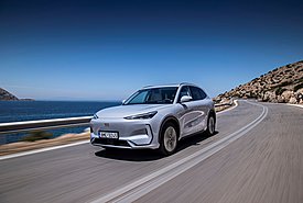 Geely E5: Νέες εκδόσεις με μπαταρία 68 kWh, αυξημένη αυτονομία και τιμές από 29.990€