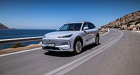 Geely E5: Νέες εκδόσεις με μπαταρία 68 kWh, αυξημένη αυτονομία και τιμές από 29.990€