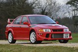 Σταρ της Μάντσεστερ Σίτι οδηγεί συλλεκτικό Mitsubishi Lancer Evo και τραβά τα βλέμματα (videos)