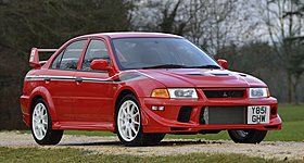 Σταρ της Μάντσεστερ Σίτι οδηγεί συλλεκτικό Mitsubishi Lancer Evo και τραβά τα βλέμματα (videos)