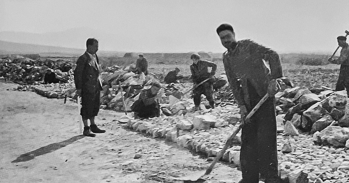 Εβραίοι εργάτες φτιάχνουν δρόμους για το αεροδρόμιο του Σέδες και διάδρομο προσγείωσης. Εβραίοι εργάτες φτιάχνουν δρόμους για το αεροδρόμιο του Σέδες και διάδρομο προσγείωσης.