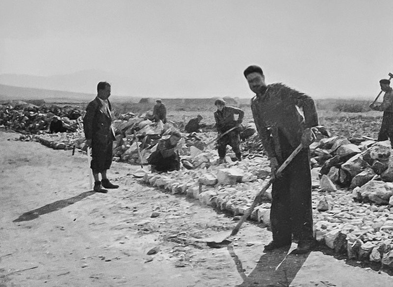 Εβραίοι εργάτες φτιάχνουν δρόμους για το αεροδρόμιο του Σέδες και διάδρομο προσγείωσης.
