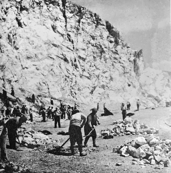 Ίδιοι βαρυποινίτες, χωρικοί σπάζουν πέτρες σε λατομείο στον Δομοκό.