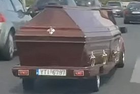 Απίστευτο: Οδηγός ρυμουλκούσε φέρετρο πάνω σε τρέιλερ στην Εθνική Οδό (video)