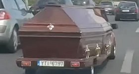 Απίστευτο: Οδηγός ρυμουλκούσε φέρετρο πάνω σε τρέιλερ στην Εθνική Οδό (video)