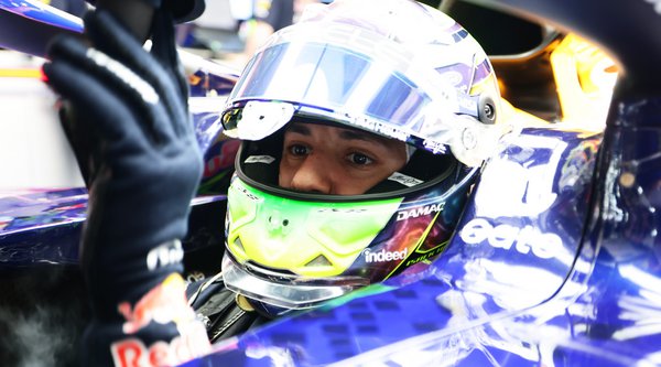 Ο Isack Hadjar επιστρέφει στο cockpit της Red Bull μετά από έναν μήνα