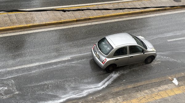Γιατί η βροχή γέμισε τους δρόμους της Αθήνας με έναν περίεργο, λευκό αφρό – Η εξήγηση