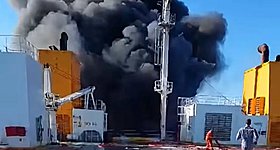 Μεγάλη φωτιά σε οχηματαγωγό ανοιχτά της Μυκόνου – Δείτε το πλοίο τυλιγμένο στις φλόγες (video)