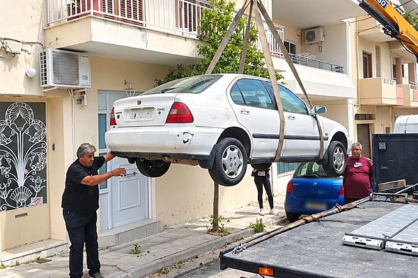 Παρατημένα αυτοκίνητα στους δρόμους: Πώς γίνονται οι καταγγελίες - Πότε τα απομακρύνει ο γερανός