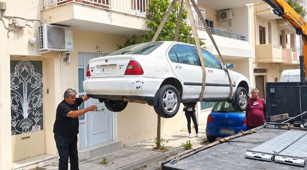 Παρατημένα αυτοκίνητα στους δρόμους: Πώς γίνονται οι καταγγελίες - Πότε τα απομακρύνει ο γερανός