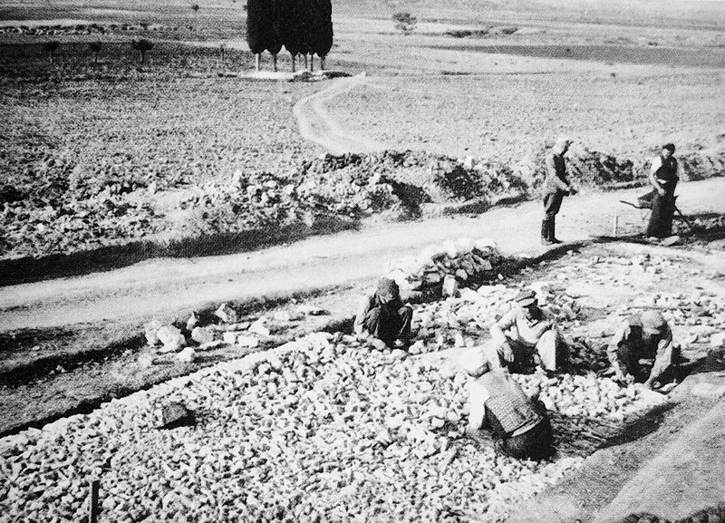 Έργα στο Σέδες για τη διαπλάτυνση του διαδρόμου προσγείωσης, αλλά και για τη βελτίωση των οδεύσεων από και προς το αεροδρόμιο. Η ιστορία του αεροδρομίου ξεκινά από την περίοδο των Βαλκανικών Πολέμων. Τότε χρησιμοποιήθηκε από τις γαλλικές και τις ελληνικές δυνάμεις. Στον χώρο του αεροδρομίου, υπό γαλλική διοίκηση, έδρευε το Διασυμμαχικό Κέντρο Εκπαίδευσης των Συμμαχικών Δυνάμεων στην Ανατολή (Centre d’entraînement des Αrmées Αlliées en Orient). Ο διάδρομος του είναι ο μοναδικός σε χρήση σήμερα διάδρομος στην Ευρώπη που είναι στρωμένος με μεταλλικά πλέγματα PSP, «προίκα» του Σχεδίου Μάρσαλ.