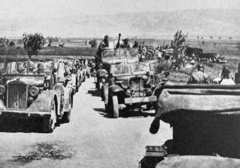 «Με φόντο την Ακρόπολη. ΣΤΕΝΟΙ ΔΡΟΜΟΙ. Τα τεθωρακισμένα οχήματα διασχίζουν τα χωράφια, διά να αφήσουν μία φάλαγγα να περάση. Αι μεραρχίαι και τα τμήματα που ήλθαν τελευταίως εις τα Βαλκάνια συνάντησαν παντού τας ίδια οδικάς δυσχερείας.» PK Ludwg Wiedermann. H  συγκεκριμένη φωτογραφία τραβήχτηκε το 1941, αλλά δημοσιεύθηκε στο περιοδικό Signal το 1944.