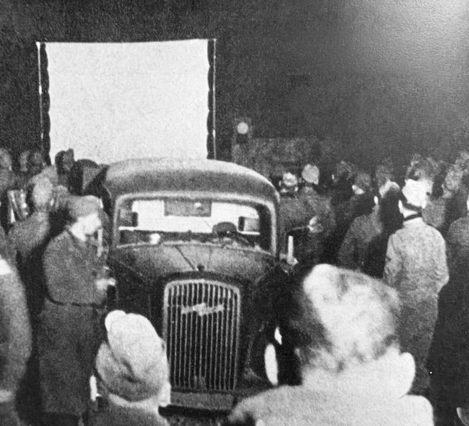 Προετοιμασία για την προβολή κινηματογραφικής ταινίας για την ψυχαγωγία στρατιωτών στην ύπαιθρο. Διακρίνεται η οθόνη και το ειδικά διασκευασμένο αυτοκίνητο για την προβολή.
