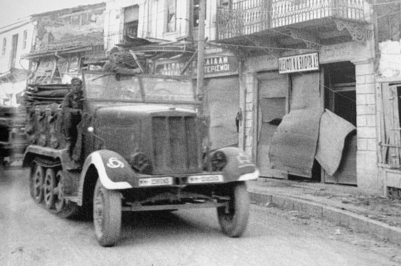 Είσοδος γερμανικής μηχανοκίνητης φάλαγγας σε ελληνική πόλη. Οι Γερμανοί επιδίωκαν να απαθανατίζουν ανάλογα στιγμιότυπα. Pk Bauer.