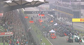 «Ρίχνει καρέκλες» στη Sepang - Καθυστερεί η εκκίνηση του αγώνα (photo-video)