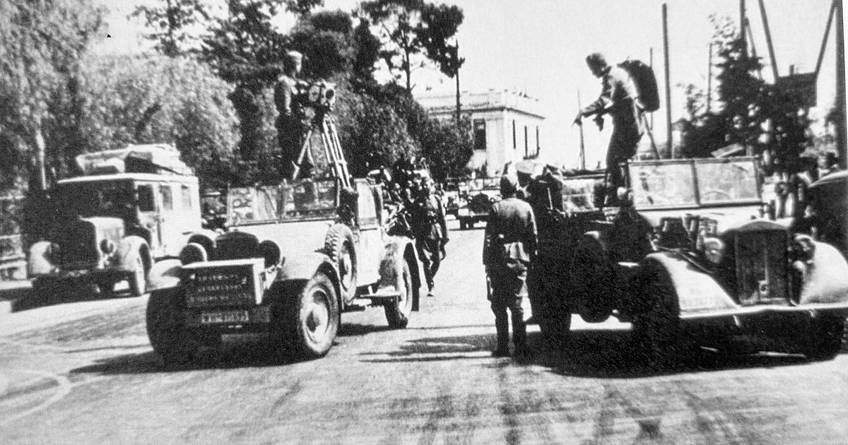 Ειδικά αυτοκίνητα των Μονάδων Προπαγάνδας με πλατφόρμες για το στήσιμο των τριπόδων στη μέση της οδού Βασιλίσσης Σοφίας και καταγράφουν την είσοδο των γερμανικών στρατευμάτων.