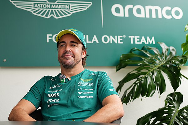 «Μπηχτή» του Alonso για τον Hamilton: «Όταν εγκαταλείπω εγώ, ο αγώνας δε σταματάει»