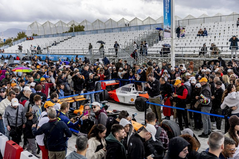Οι fans βγάζουν αναμνηστικές φωτογραφίες με τα δύο μονοθέσια της McLaren