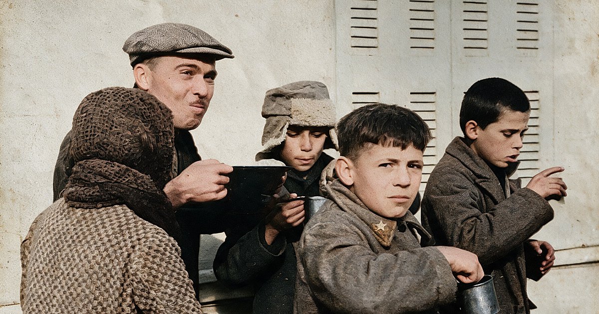 Συσσίτιο σε μικρά κονσερβοκούτια. Και όμως, για τις περιστάσεις εκείνες για τα παιδιά με τα τριμμένα παλτά και τους γονείς τους ήταν μια κάποια, μπορεί και εύγεστη, λύση. Την ίδα περίοδο η απευθείας ανάθεση δημόσιων έργων καλά κρατούσε. Συσσίτιο σε μικρά κονσερβοκούτια. Και όμως, για τις περιστάσεις εκείνες για τα παιδιά με τα τριμμένα παλτά και τους γονείς τους ήταν μια κάποια, μπορεί και εύγεστη, λύση. Την ίδα περίοδο η απευθείας ανάθεση δημόσιων έργων καλά κρατούσε.