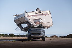 Toyota Hilux εναντίον τροχόσπιτου: Μαντέψτε ποιο έμεινε όρθιο (video)