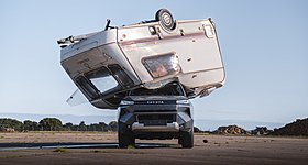 Toyota Hilux εναντίον τροχόσπιτου: Μαντέψτε ποιο έμεινε όρθιο (video)