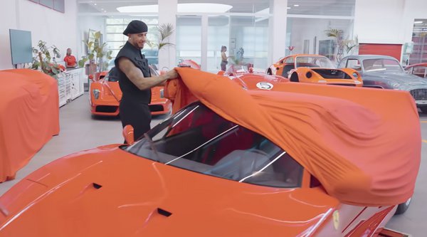 Πώς η Ferrari κατάφερε να κάνει μία εγκαταλελειμμένη F40 σαν καινούρια για χάρη του Lewis Hamilton (video)