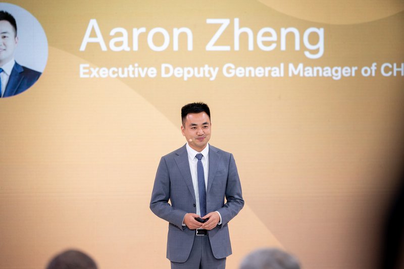 O κ. Aaron Zheng, Executive Vice President, CHERY Brand Business Division, κατά τη συνέντευξη τύπου στην Έκθεση Αυτοκινήτου του Παρισιού.