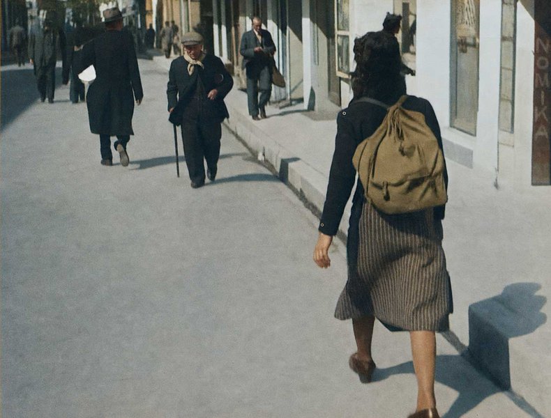 Η οδός Σόλωνος. Το σακίδιο στην πλάτη είχε γίνει ήδη από την Κατοχή, λόγω της συγκυρίας, απαραίτητο συστατικό της γυναικείας αμφίεσης.