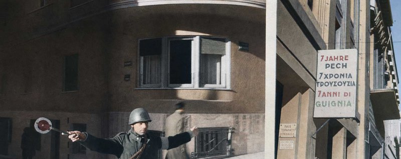 Ιταλός τροχονόμος, στην οδό Ακαδημίας, ρυθμίζει την ανύπαρκτη τροχαία κίνηση.