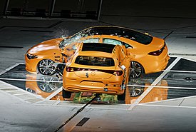 Γιατί η Mercedes-Benz «διέλυσε» δύο CLA σε ένα σκληρό crash test (video)