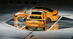 Γιατί η Mercedes-Benz «διέλυσε» δύο CLA σε ένα σκληρό crash test (video)