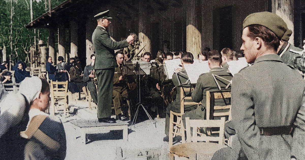 Πρωί Κυριακής στην «Αίγλη» του Ζαππείου. Παίζει η μπάντα των Γερμανών μπροστά σε άδεια καθίσματα. Παρακολουθούν μόνο λίγες Γερμανίδες νοσοκόμες.