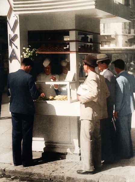 Το περίπτερο που βλέπετε στη φωτό, στα Χαυτεία, πουλούσε γλυκά της εποχής. Για να εξυπηρετήσει, όμως, τους πελάτες του, τοποθέτησε μία χρήσιμη πινακίδα.