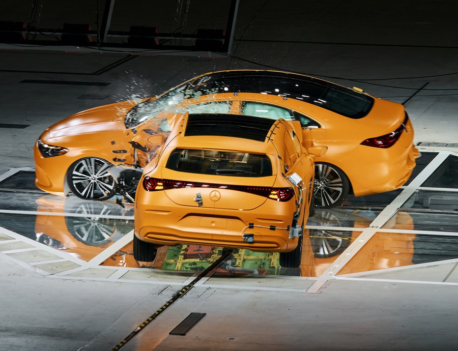 Γιατί η Mercedes-Benz «διέλυσε» δύο CLA σε ένα σκληρό crash test (video)