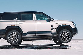 Απίστευτο: SUV αψήφησε τη δαγκάνα στάθμευσης της αστυνομίας και έφυγε σαν να μη συνέβη τίποτα (video)