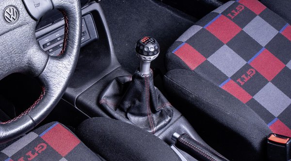 Γιατί το Volkswagen Golf GTI είχε επιλογέα ταχυτήτων σε σχήμα μπάλας του γκολφ;