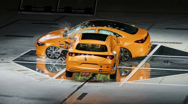 Γιατί η Mercedes-Benz «διέλυσε» δύο CLA σε ένα σκληρό crash test (video)