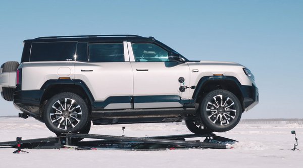 Απίστευτο: SUV αψήφησε τη δαγκάνα στάθμευσης της αστυνομίας και έφυγε σαν να μη συνέβη τίποτα (video)