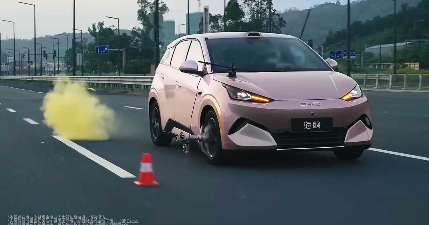 Έσκασε το λάστιχο ενός BYD με 140 km/h – Δείτε πώς αντέδρασε το αυτοκίνητο (video)
