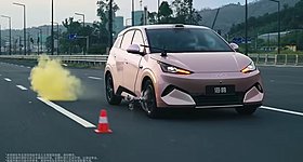 Έσκασε το λάστιχο ενός BYD με 140 km/h – Δείτε πώς αντέδρασε το αυτοκίνητο (video)