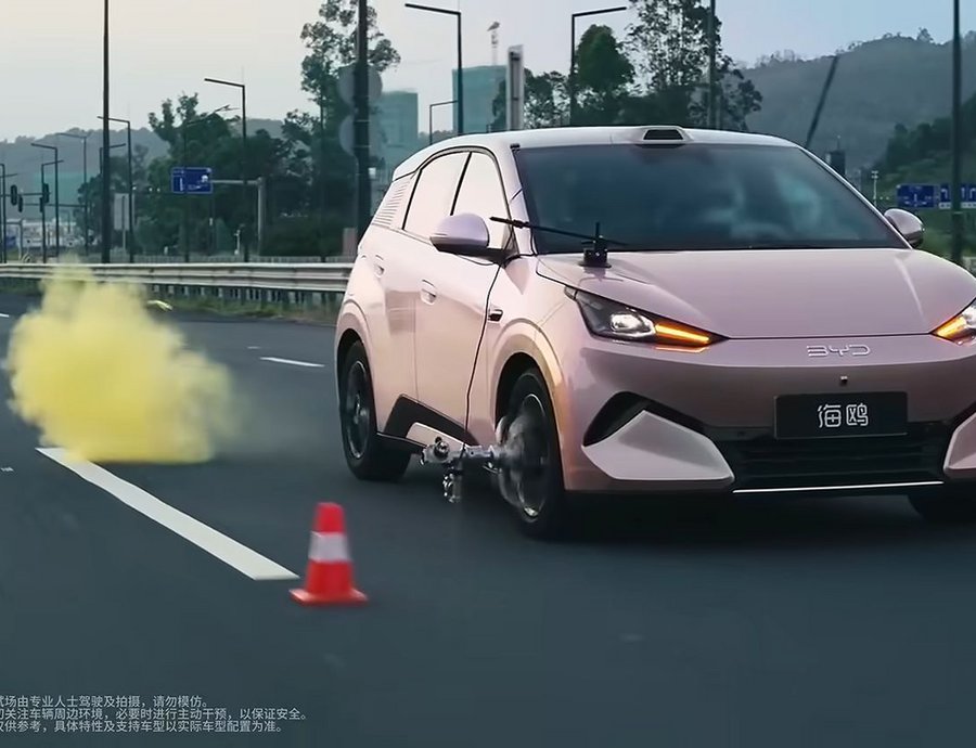 Έσκασε το λάστιχο ενός BYD με 140 km/h – Δείτε πώς αντέδρασε το αυτοκίνητο (video)