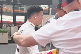 F1: Ο Hadjar έσπρωξε θεατή στα paddock του Μεξικού - Κινδυνεύει να τιμωρηθεί από την FIA (video)