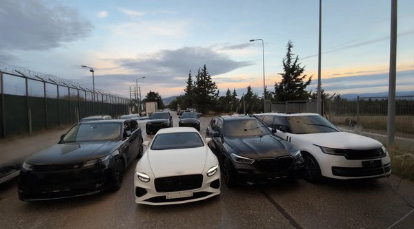 «Χωριάτικο»: Αυτά είναι τα πολυτελή αυτοκίνητα που κατέσχεσε η Αστυνομία (photos)